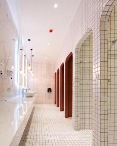 un baño con dos lavabos y dos espejos en Boxpackers Hostel Phranakorn, en Bangkok