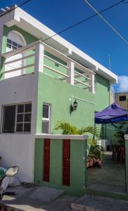 Casa verde y blanca con patio en Casa Caridad del Cobre, en Isla Mujeres