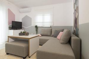 ein Wohnzimmer mit einem Sofa und einem Tisch in der Unterkunft Jela Apartments in Nin