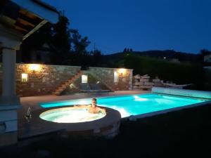 Bazén v ubytování Gite Stone & Spa nebo v jeho okolí