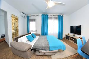 een slaapkamer met een bed, een stoel en een televisie bij Zenbeach 1A playa carihuela in Torremolinos
