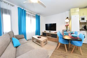 Televízia a/alebo spoločenská miestnosť v ubytovaní Zenbeach 1A playa carihuela