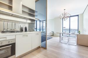 Stylish elegant Apartment in Torre Solaria with exclusive Milan's view 주방 또는 간이 주방