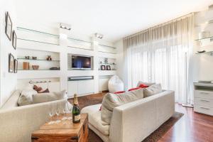 ミラノにあるBright and Cozy Apartment in Isola District - Marco Poloのリビングルーム(ソファ2台、テーブル付)