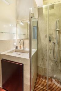 A bathroom at Bright and Cozy Apartment in Isola District - Marco Polo