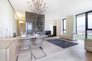 ミラノにあるStylish elegant Apartment in Torre Solaria with exclusive Milan's viewのリビングルーム(シャンデリア付きのキッチン付)