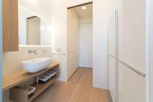 A bathroom at Stylish elegant Suite in Torre Solaria with exclusive Milan's view Még 17 kép