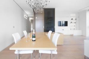 A television and/or entertainment centre at Stylish elegant Suite in Torre Solaria with exclusive Milan's view
