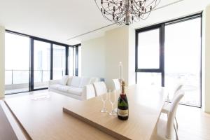ミラノにあるStylish elegant Suite in Torre Solaria with exclusive Milan's viewのダイニングルーム(ワイン1本付)