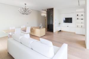 A television and/or entertainment centre at Stylish elegant Suite in Torre Solaria with exclusive Milan's view