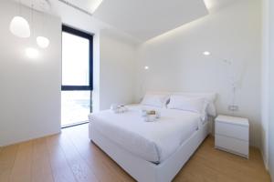 A bed or beds in a room at Stylish elegant Suite in Torre Solaria with exclusive Milan's view