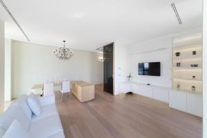 A television and/or entertainment centre at Stylish elegant Suite in Torre Solaria with exclusive Milan's view