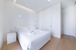 A bed or beds in a room at Stylish elegant Suite in Torre Solaria with exclusive Milan's view