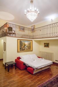 ミラノにあるLoft in Navigli District with Jacuzzi & Sauna - Papinianoのベッドルーム1室(大型ベッド1台、シャンデリア付)