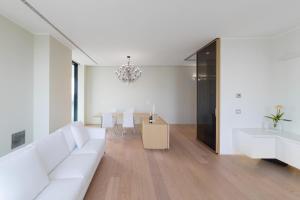 A seating area at Stylish elegant Suite in Torre Solaria with exclusive Milan's view