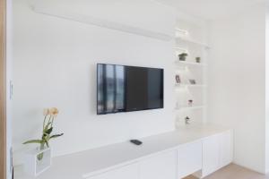 A television and/or entertainment centre at Stylish elegant Suite in Torre Solaria with exclusive Milan's view