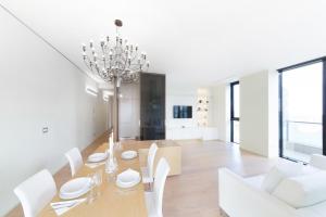 A seating area at Stylish elegant Suite in Torre Solaria with exclusive Milan's view