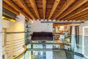 ミラノにあるDesign Suite in Corso Comoのソファ付きの家のガラス床