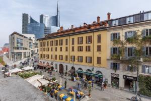 ミラノにあるDesign Suite in Corso Comoの人と建物のある街路