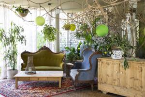 a living room with two chairs and a table at Ristolocanda Grani Di Pepe in Flaibano