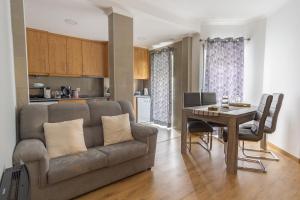 a living room and kitchen with a couch and a table at 4U Alojamento - Terraço & Varanda in Abrantes