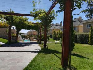 a pergola in the yard of a house at BarrancasdelGolfo in Puerto Madryn