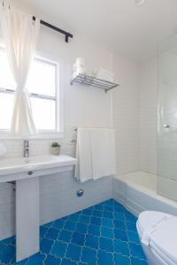 a bathroom with a tub and a sink and a toilet at Su Casa at Venice Beach in Los Angeles