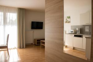 two images of a kitchen and a living room at Espelkamp Gästehaus in Espelkamp