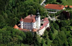 Ett flygfoto av Schlossbrauerei Weinberg - Erste oö. Gasthausbrauerei