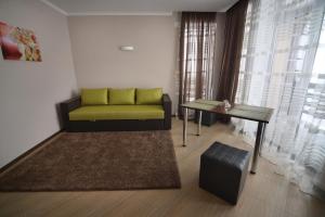 sala de estar con sofá verde y mesa en Ozone minihotel, en Yablunytsya