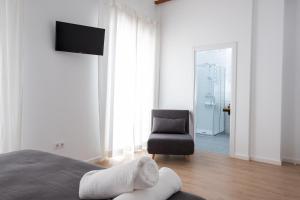 TV a/nebo společenská místnost v ubytování GOMEZ ROOMS
