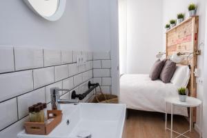 Postel nebo postele na pokoji v ubytování GOMEZ ROOMS