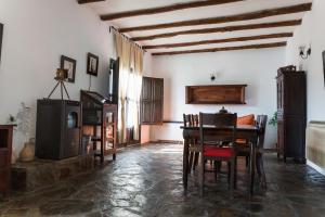 uma sala de jantar com uma mesa e uma televisão em Casa La Viña em Pedroso de Acim