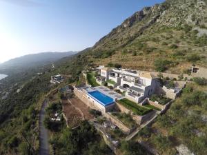 una vista aérea de una casa en una colina en Petra Thea, en Kalamata