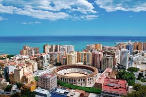 een luchtzicht op een stad met gebouwen en de oceaan bij Holidays2Malaga junto Catedral in Málaga