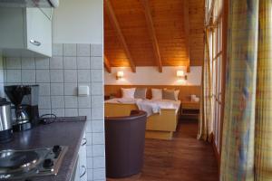 eine Küche und ein Schlafzimmer mit einem Bett in einem Zimmer in der Unterkunft Appartementhaus Sibylle in Bad Füssing