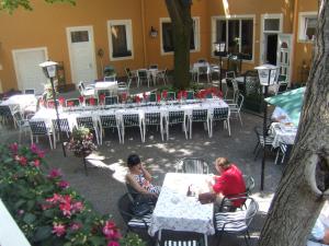 A restaurant or other place to eat at Hotel-Garni Martinek