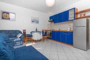 Kuchyňa alebo kuchynka v ubytovaní Apartmani Adria LiLa Crikvenica Dramalj