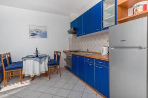 Kuchyňa alebo kuchynka v ubytovaní Apartmani Adria LiLa Crikvenica Dramalj