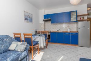 Kuchyňa alebo kuchynka v ubytovaní Apartmani Adria LiLa Crikvenica Dramalj