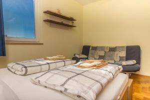 Posteľ alebo postele v izbe v ubytovaní Apartmani Adria LiLa Crikvenica Dramalj