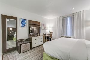 Postel nebo postele na pokoji v ubytování EST Hotel