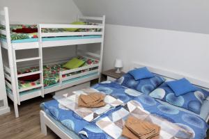 Łóżko lub łóżka w pokoju w obiekcie Dom nad morzem z basenem