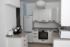 Kuchnia lub aneks kuchenny w obiekcie Dom nad morzem z basenem