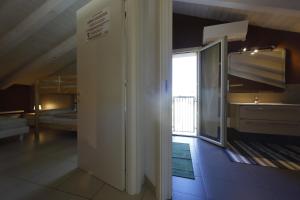 ペスキエーラ・デル・ガルダにあるNuovo Laghetto Del Frassinoのバスルーム(シンク付)、ベッドルーム1室が備わります。