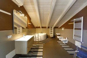 a bathroom with two sinks and two toilets at Nuovo Laghetto Del Frassino in Peschiera del Garda