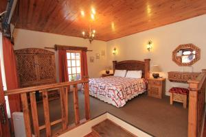 une chambre avec un lit et un plafond en bois dans l'établissement Hotel La Casa de Mamá, à San Cristóbal de Las Casas 58 autres photos