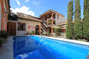 a swimming pool in front of a house at Hotel La Casa de Mamá in San Cristóbal de Las Casas