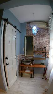 łazienka z umywalką, lustrem i drzwiami w obiekcie Hostal Hispalense w Madrycie