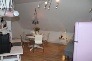 a kitchen and dining room with a table and chairs at Ferienwohnung Im Türmchen in Oberfell
